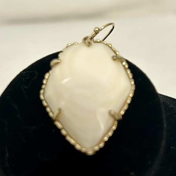 NEW KENDRA SCOTT Mother of Pearl Corley Gold Drop Earrings in Pouch. Beautiful! - Picture 5 of 6